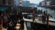 Tình trạng đông đúc tại The Grand Canal trong thời điểm Lễ hội Venice ngày 11/2/2023