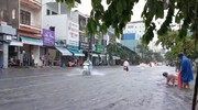Đường phố Đà Nẵng thành sông sau cơn mưa trong đêm