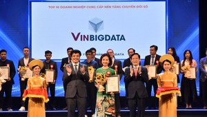 Bà Nguyễn Thị Phương Liên – Giám đốc Marketing VinBigdata đại diện công ty lên nhận giải tại Lễ vinh danh Top 10 Doanh nghiệp Công nghệ số xuất sắc Việt Nam 2023