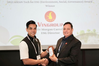 Tiến sĩ Morgan Carroll (bên phải) đại diện Vingroup nhận giải thưởng công nghệ bền vững ASEAN 2023 tại lễ trao giải ở Singapore