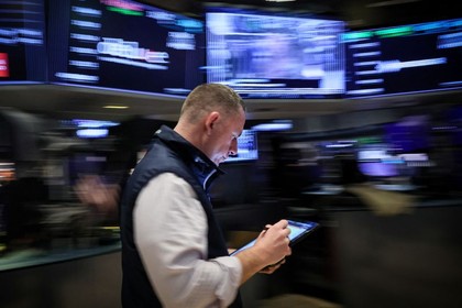 S&P 500 và Dow Jones tăng nhẹ bất chấp sức cản từ Disney