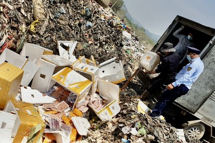 Lực lượng quản lý thị trường tỉnh Đắk Lắk thực hiện tiêu hủy hàng hóa vi phạm