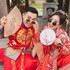 Một cặp đôi chụp ảnh cưới trong bộ trang phục truyền thống của Trung Quốc
