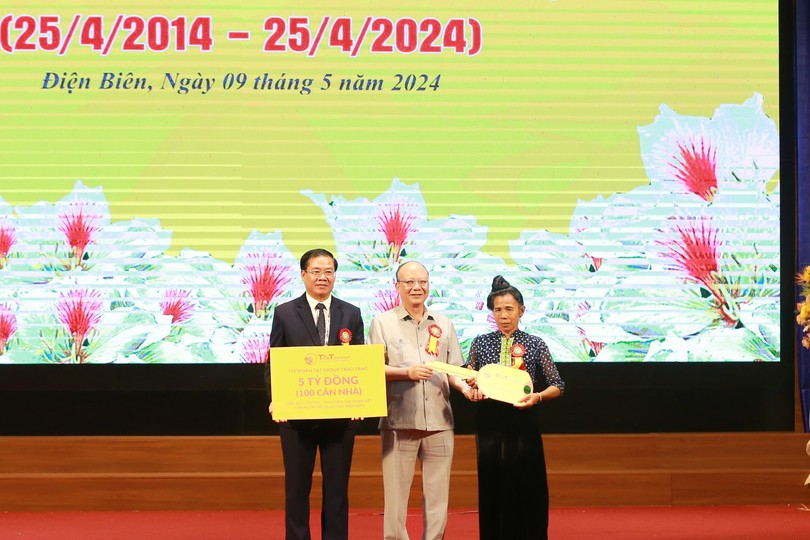 Ông Nguyễn Tất Thắng, Chủ tịch HĐQT Tập đoàn T&T Group (giữa) trao tặng tỉnh Điện Biên 5 tỷ đồng (100 căn nhà) và trao chìa khoá tượng trưng cho gia đình được hỗ trợ làm nhà