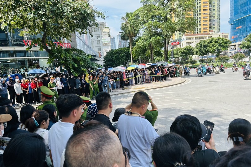 Người dân nghẹn ngào tiễn đưa Tổng Bí thư Nguyễn Phú Trọng về nơi an nghỉ cuối cùng