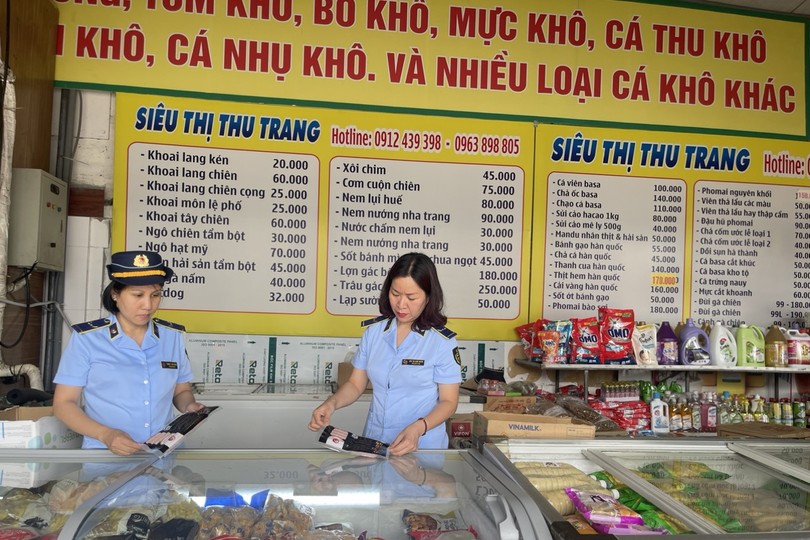 Lực lượng quản lý thị trường tỉnh Quảng Ninh kiểm tra địa điểm kinh doanh tại chợ Mạo Khê, thị xã Đông Triều
