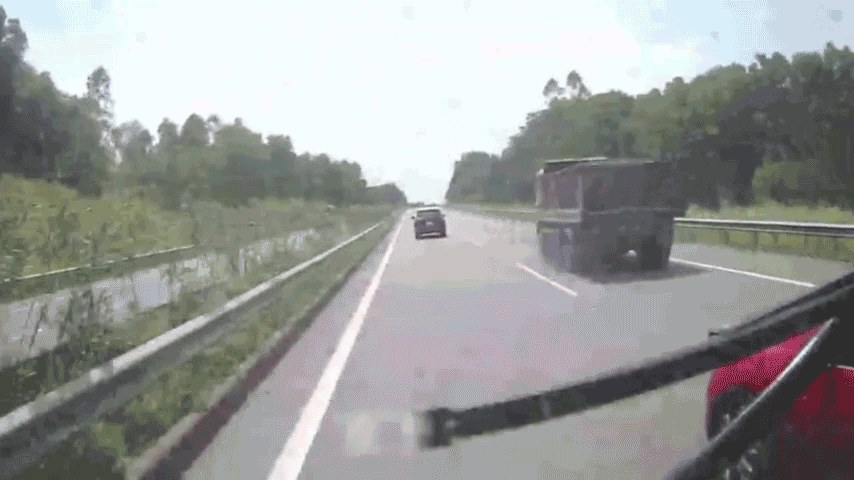 sedan vượt ẩu bị đâm xoay ngang trên cao tốc Nội Bài - Lào Cai