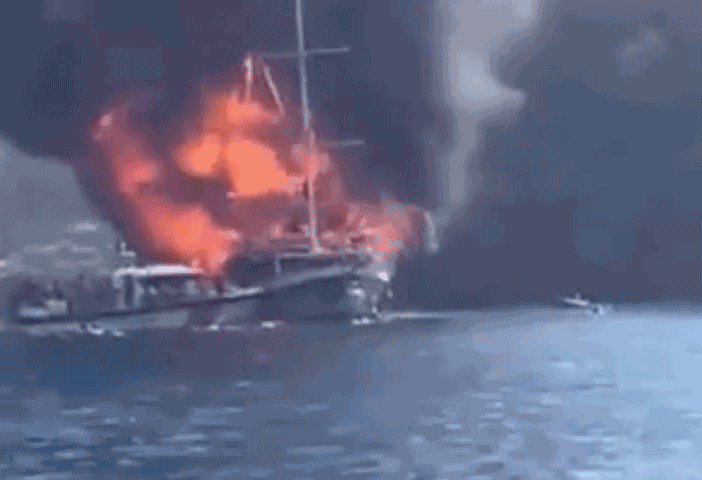Nhiều du khách hoảng sợ nhảy xuống biển khi tàu du lịch bùng cháy ngoài khơi