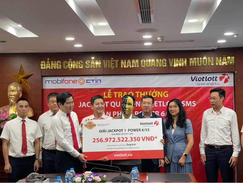 Vietlott trao Jackpot 256 tỷ đồng - giải thưởng lớn thứ hai trong lịch sử xổ số Việt Nam