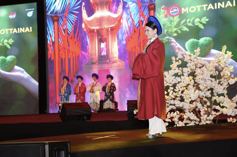 CEO Cẩm Tú trong trang phục Cổ phục Việt tại Gala Mottainai 2023