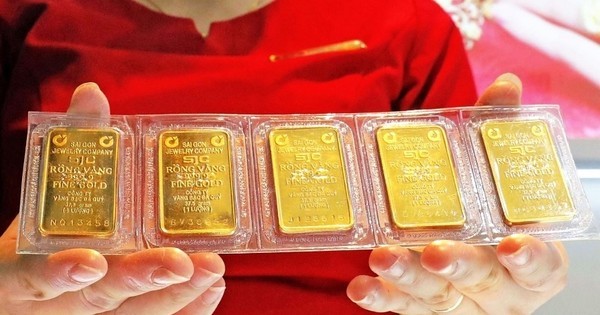 Giá vàng tiếp tục giảm, tỷ giá USD/VND tăng nhanh