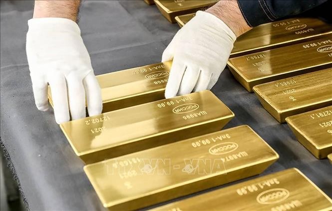 Giá vàng tiếp tục bốc hơi thêm 300.000 đồng mỗi lượng