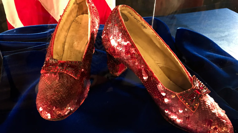 Đôi giày 3,5 triệu USD trong phim “The Wizard of Oz” về với chủ sau 19 năm bị đánh cắp