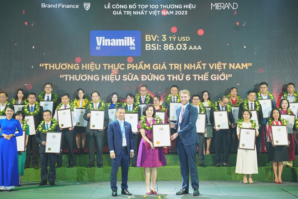 Bà Bùi Thị Hương, Giám đốc Điều hành, đại diện Vinamilk đón nhận các chứng nhận từ Brand Finance 