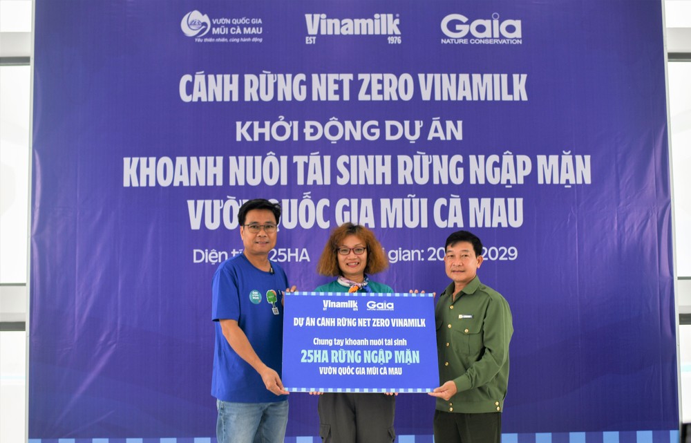 Ông Lê Hoàng Minh (bên trái) đại diện Vinamilk và bà Đỗ Thị Thanh Huyền đại diện Gaia trao tượng trưng bảng 25ha rừng ngập mặn thuộc dự án “Cánh rừng Net Zero Vinamilk” cho đại diện Vườn Quốc gia Mũi Cà Mau