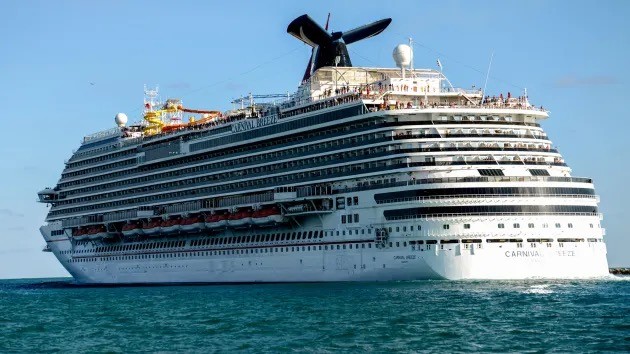 Tàu du lịch Carnival's Breeze rời Cảng Miami.