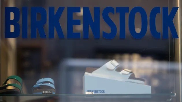 Các mẫu Birkenstock trong một cửa hàng bán lẻ của nhà sản xuất giày.