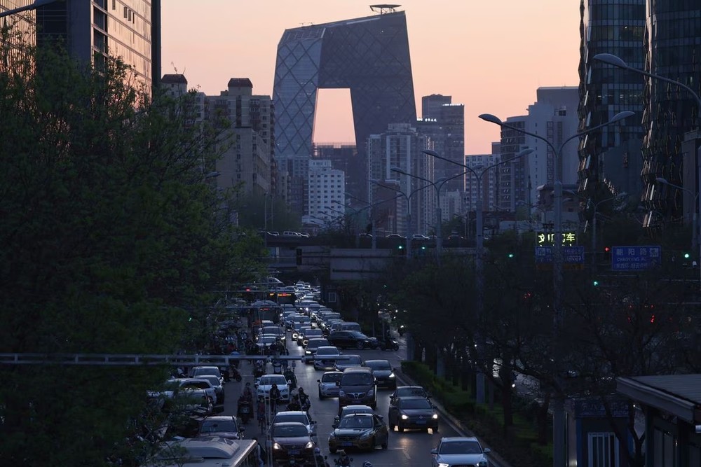 Khung cảnh giao thông trong giờ cao điểm buổi tối gần Khu Thương mại Trung tâm của Bắc Kinh.