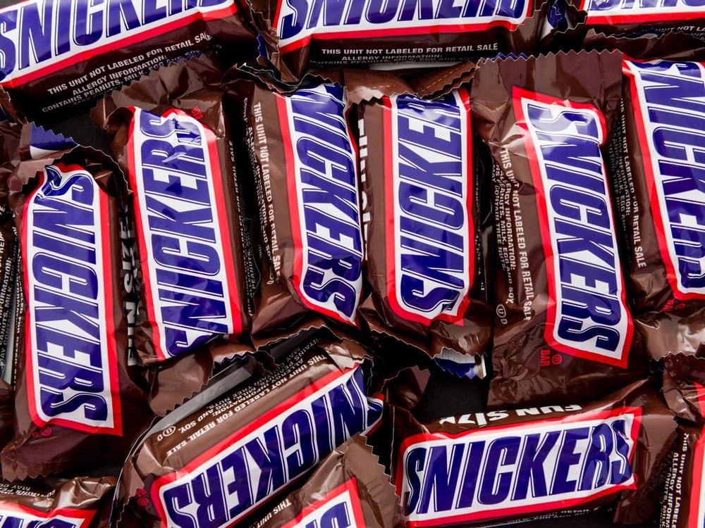 Thanh kẹo Snickers được sản xuất bởi Mars.