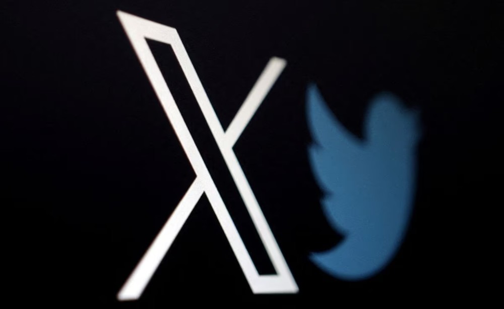 Logo của nền tảng truyền thông xã hội X, trước đây là Twitter, được chụp cùng với logo trước đây.