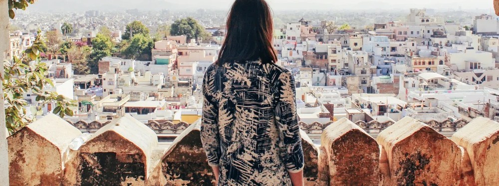 Một phụ nữ trẻ nhìn ra thành phố Udaipur, Rajasthan, Bắc Ấn Độ.