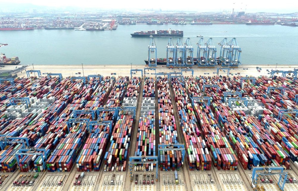 Một góc nhìn từ trên không cho thấy các container và tàu chở hàng tại cảng Thanh Đảo ở tỉnh Sơn Đông, Trung Quốc