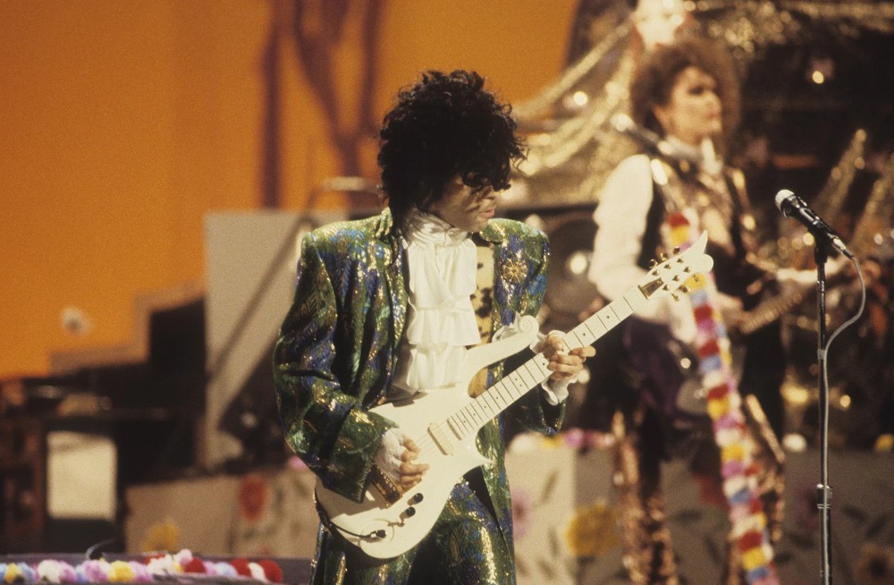 Cố ca sĩ Prince mặc chiếc áo sơ mi trong buổi biểu diễn