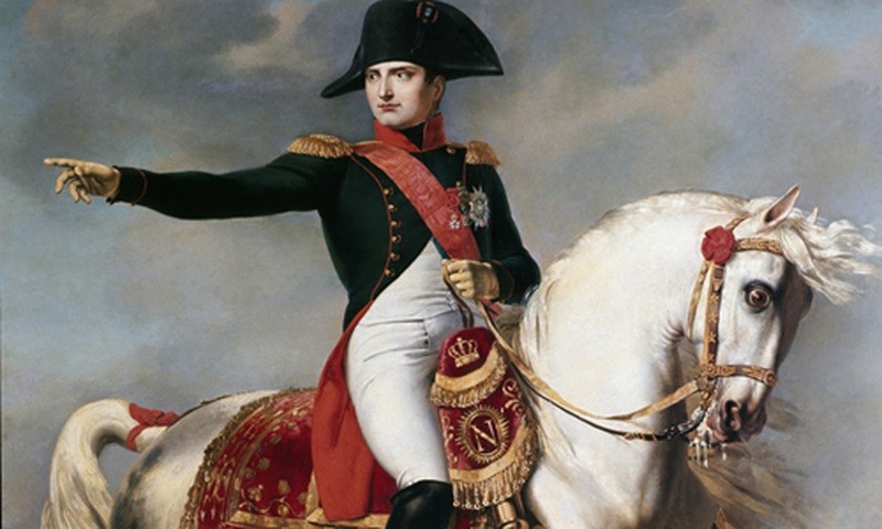 Hình ảnh hoàng đế Napoleon đội chiếc mũ đặc trưng của ông