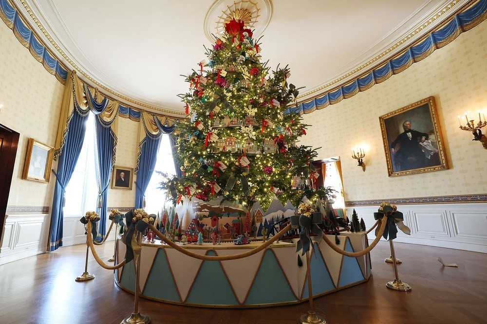 Mặc dù có 98 cây thông Noel trong khuôn viên Nhà Trắng năm nay, nhưng cây chính thức có truyền thống lâu đời là được đặt trong Phòng Xanh