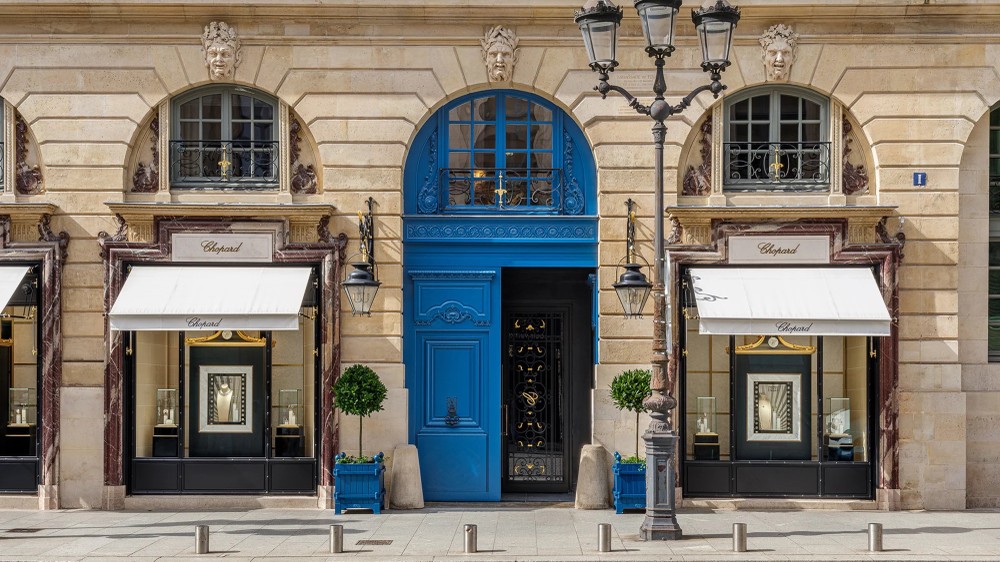 Cánh cửa màu xanh và một cánh cổng sắt rèn với chữ "C" chữ thảo là số nhận dạng duy nhất của khách sạn mới kín đáo của Chopard