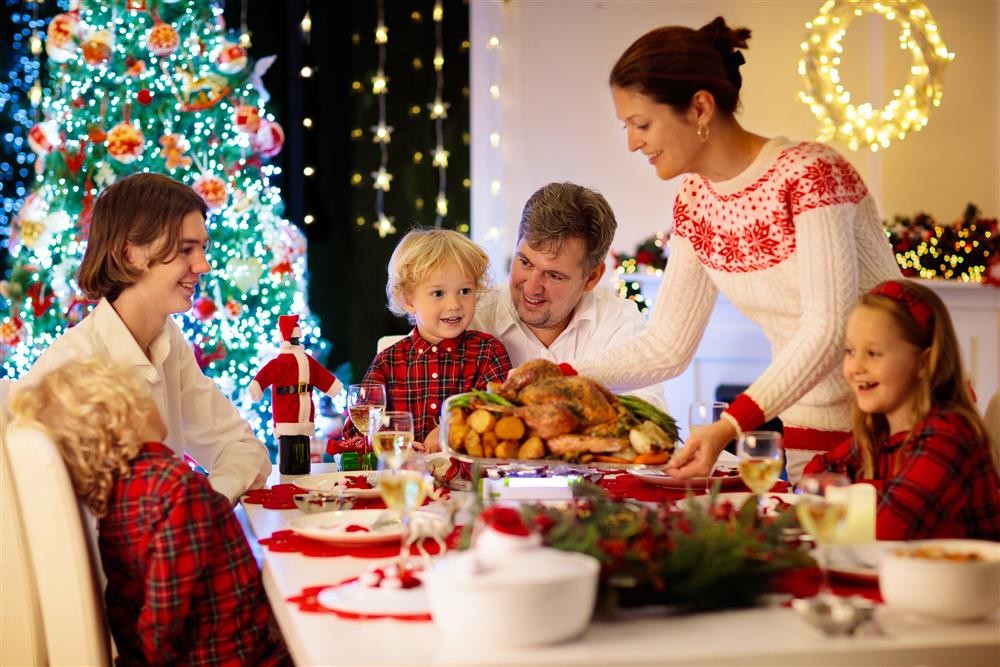 Hình ảnh gia đình tại Châu Âu thưởng thức bữa tối Giáng sinh