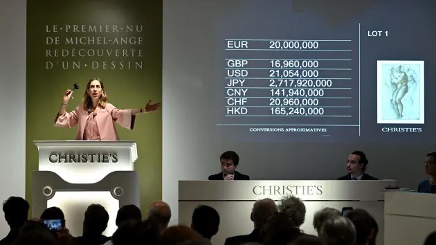 Nhà đấu giá Victoire Gineste ra hiệu khi cô ấy chốt giá 21,9 triệu USD cho một bức vẽ tại nhà đấu giá Christie ở Paris vào ngày 18 tháng 5 năm 2022