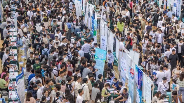 Sinh viên tham dự hội chợ việc làm cho sinh viên tốt nghiệp tại Đại học Trịnh Châu vào ngày 22 tháng 9 năm 2023