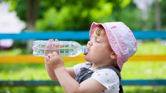 Một số lưu ý khi bổ sung nước cho trẻ em đúng cách và hiệu quả