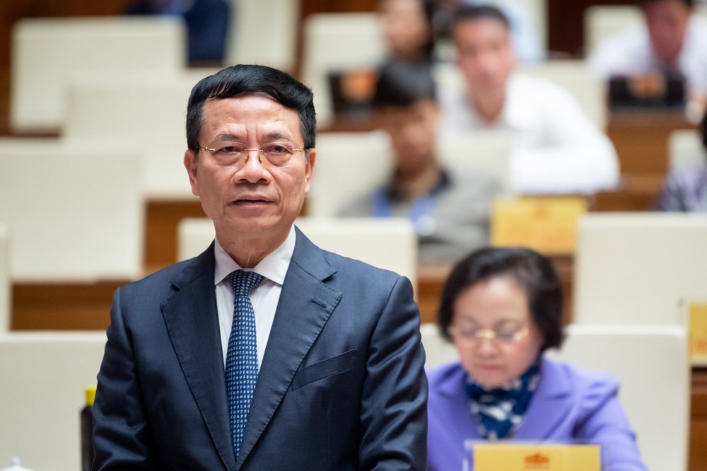 Bộ trưởng Bộ Thông tin và Truyền thông Nguyễn Mạnh Hùng trả lời chất vấn