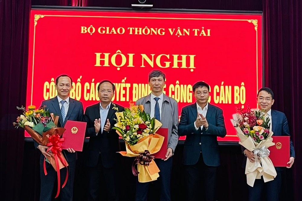 Bộ trưởng Nguyễn Văn Thắng, Thứ trưởng Nguyễn Duy Lâm trao Quyết định và tặng hoa chúc mừng các cán bộ mới được bổ nhiệm, bổ nhiệm lại