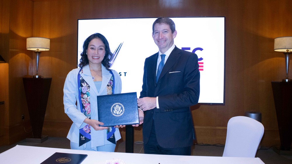 Bà Lê Thị Thu Thuỷ, Tổng giám đốc VinFast toàn cầu và đại diện Tập đoàn Tài Chính Phát triển Quốc tế Mỹ tại buổi ký kết Ý định Thư
