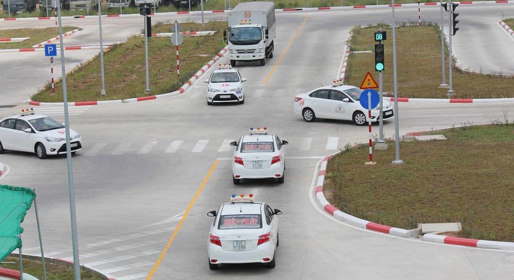Hà Nội quy định giá dịch vụ đào tạo lái xe ô tô B2 là 15,59 triệu đồng