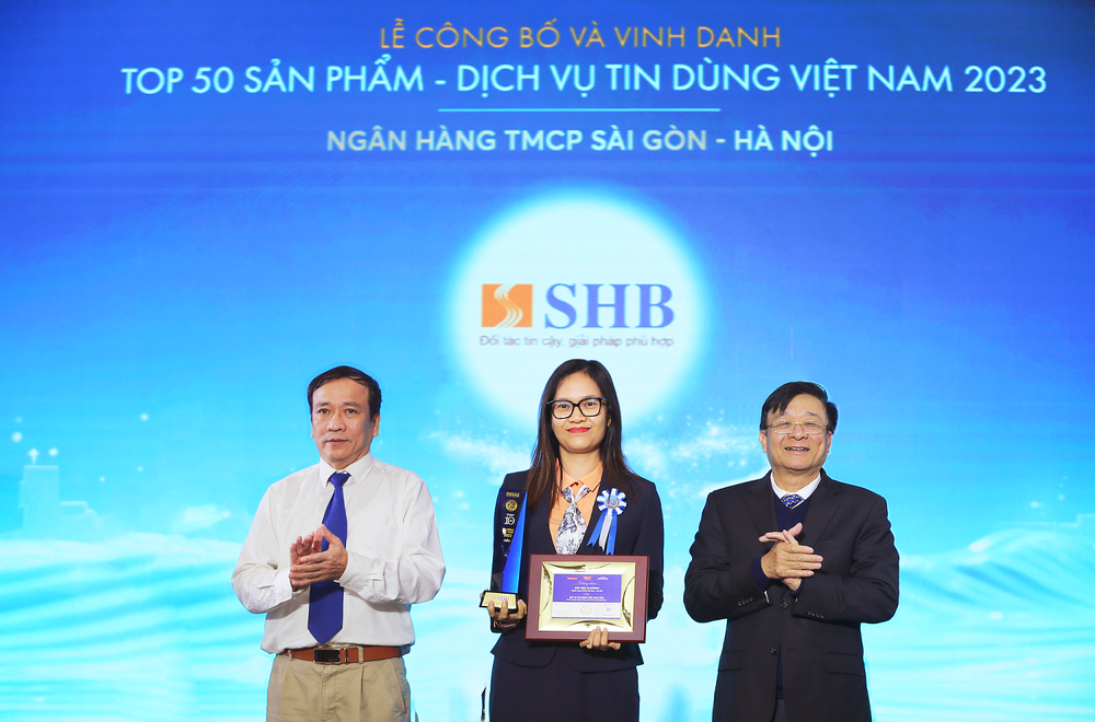 Bà Đoàn Thái Thanh Thủy, Giám đốc Trung tâm Phát triển sản phẩm Khách hàng cá nhân, đại diện SHB nhận giải thưởng "Top 50 Sản phẩm - Dịch vụ Tin dùng Việt Nam 2023"