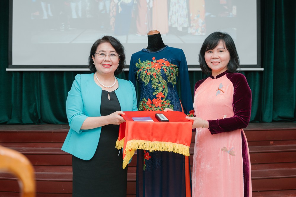 Lễ trao tặng Bảo tàng Phụ nữ Việt Nam chiếc áo dài của bà Nguyễn Thị Tuyết Minh, người Việt Nam lần đầu tiên nhận giải thưởng ASEAN