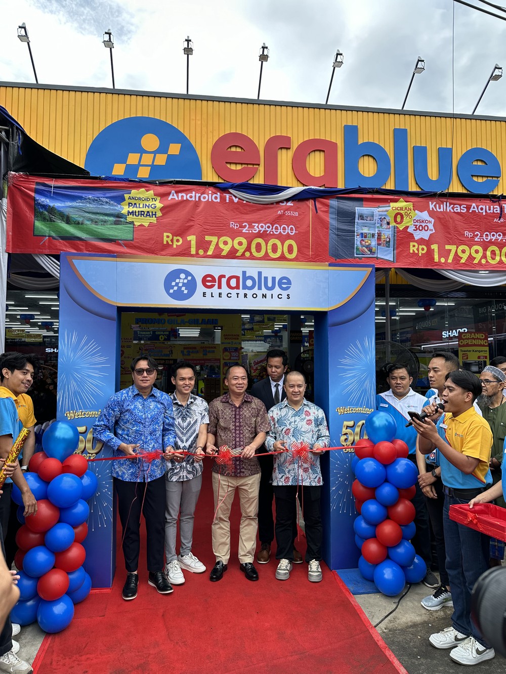 Đại diện Erablue và Thế Giới Di Động kỷ niệm cột mốc cửa hàng thứ 50 tại Indonesia 