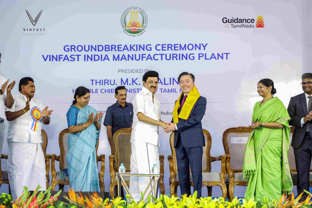 Thủ hiến bang Tamil Nadu, ông M.K. Stalin, Tổng Giám đốc VinFast Ấn Độ, ông Phạm Sanh Châu và các quan chức bang Tamil Nadu thực hiện lễ động thổ nhà máy VinFast
