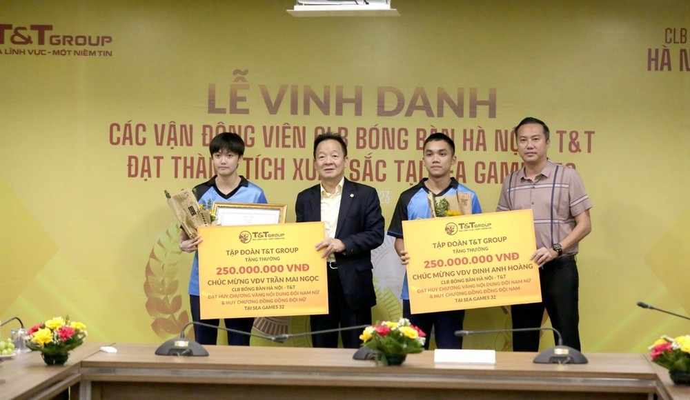 Doanh nhân Đỗ Quang Hiển trao thưởng cho các vận động viên CLB bóng bàn Hà Nội T&T đạt thành tích xuất sắc tại SEA Games 32