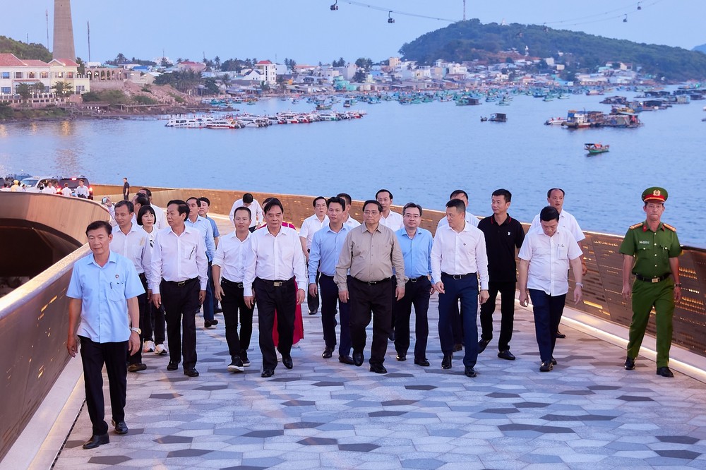 Thủ tướng cùng đoàn công tác khảo sát Cầu Hôn - công trình biểu tượng mới của du lịch Phú Quốc