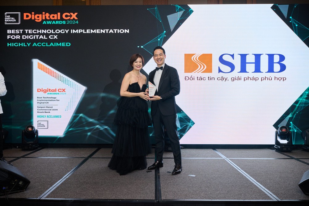 Ông Dương Quốc Tú, Phó Giám đốc Khối Ngân hàng Số đại diện SHB đón nhận giải thưởng “Best Technology Implementation for Digital CX” (Áp dụng công nghệ tốt nhất cho trải nghiệm số) cho giải pháp “Hệ thống phê duyệt tín dụng tự động ACAS”