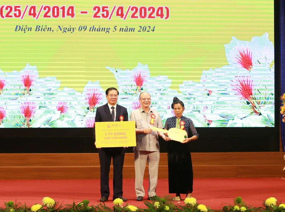 Ông Nguyễn Tất Thắng, Chủ tịch HĐQT Tập đoàn T&T Group (giữa) trao tặng tỉnh Điện Biên 5 tỷ đồng (100 căn nhà) và trao chìa khoá tượng trưng cho gia đình được hỗ trợ làm nhà