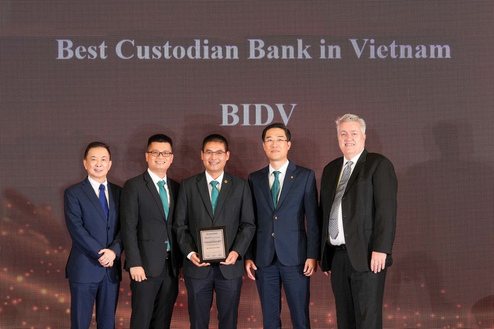 Đại diện BIDV nhận giải thưởng“Best Custodian Bank in Vietnam 2024”
