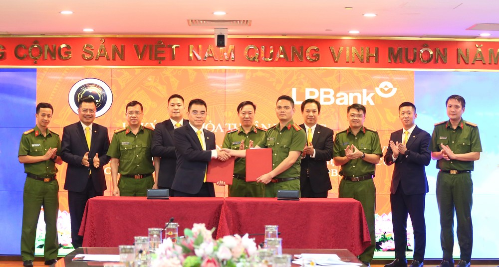 Giám đốc Trung tâm RAR, Thiếu tá Trần,Duy Hiển (bên phải) và Phó Chủ tịch HĐQT kiêm Tổng giám đốc LPBank Hồ Nam Tiến (bên trái) cùng lãnh đạo hai bên thực hiện ký kết thoả thuận hợp tác