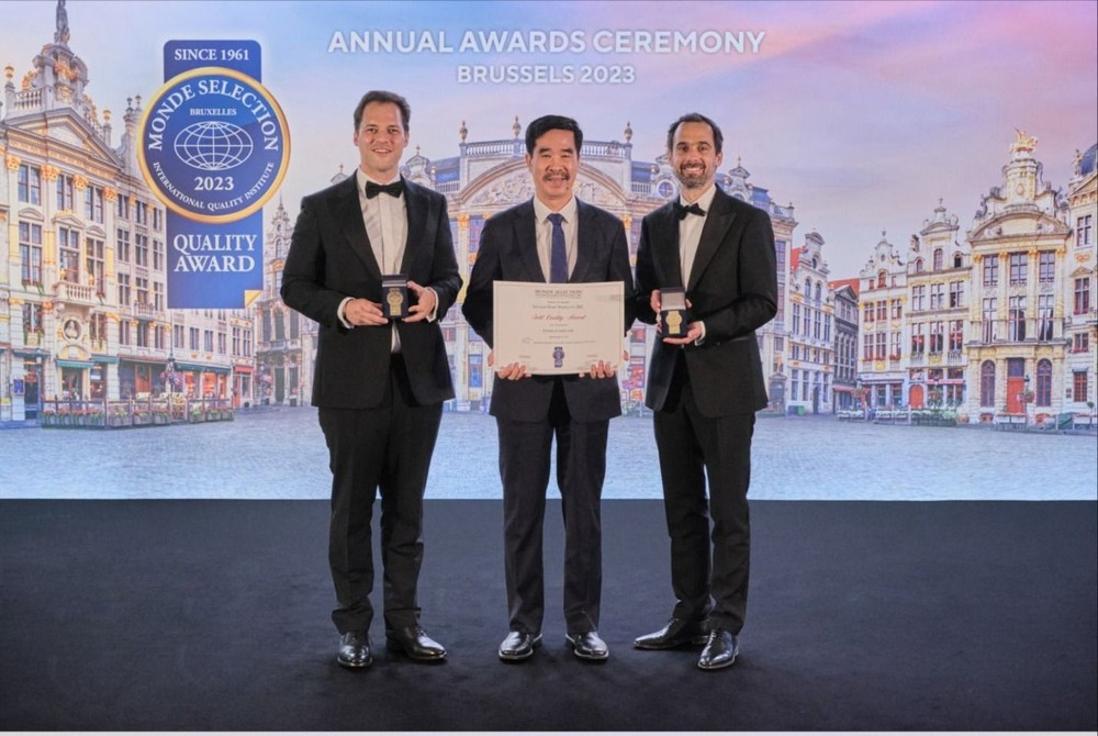 Ông Nguyễn Quốc Khánh, Giám đốc điều hành Nghiên cứu & Phát triển đại diện Vinamilk, nhận 2 giải Vàng về Chất lượng từ tổ chức Monde Selection