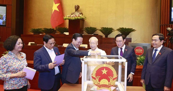 Tổng bí thư Nguyễn Phú Trọng và các lãnh đạo Đảng, Nhà nước bỏ phiếu kín lấy phiếu tín nhiệm ngày 25/10
